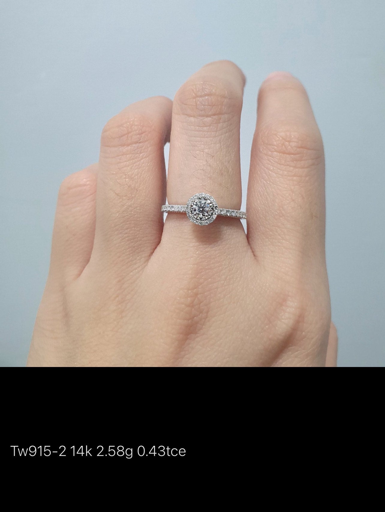 Round Illusion Halo Diamond Engagement Ring