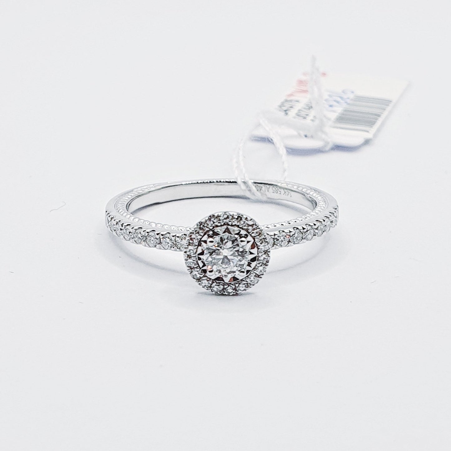 Round Illusion Halo Diamond Engagement Ring