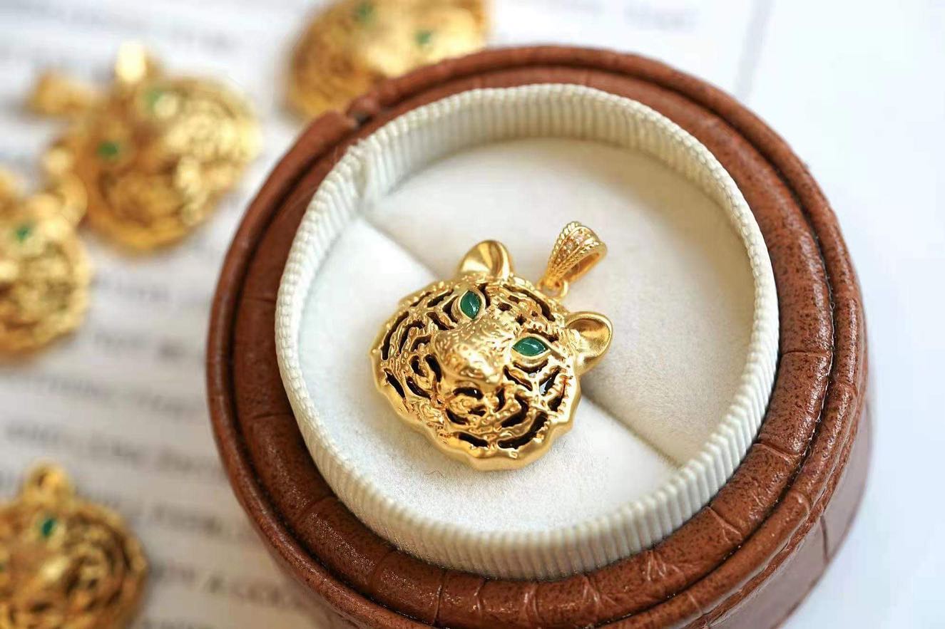 Tiger Pendant with Jade Eyes and Onyx Back 18K Gold