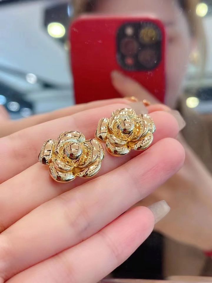 Shiny Rose Stud Earrings 18K Gold