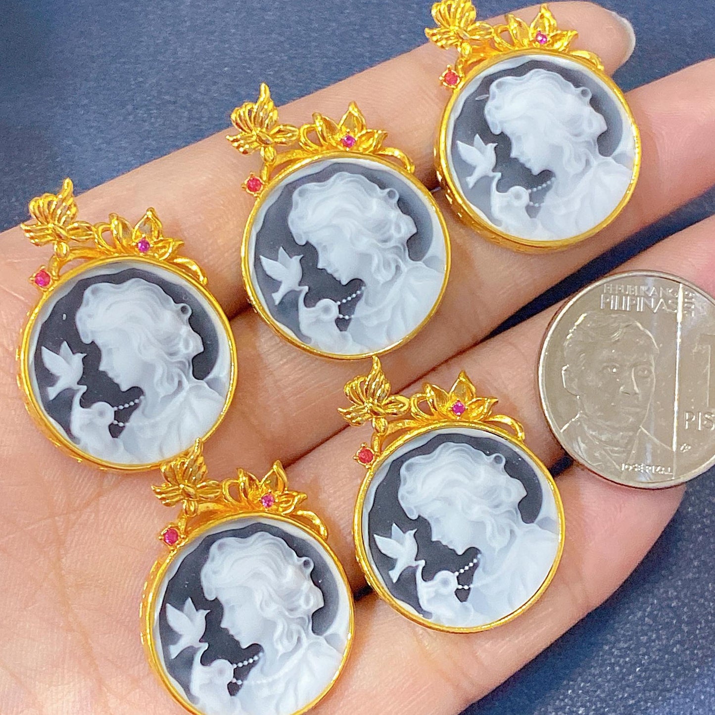 Round Cameo Pendant 18K Gold