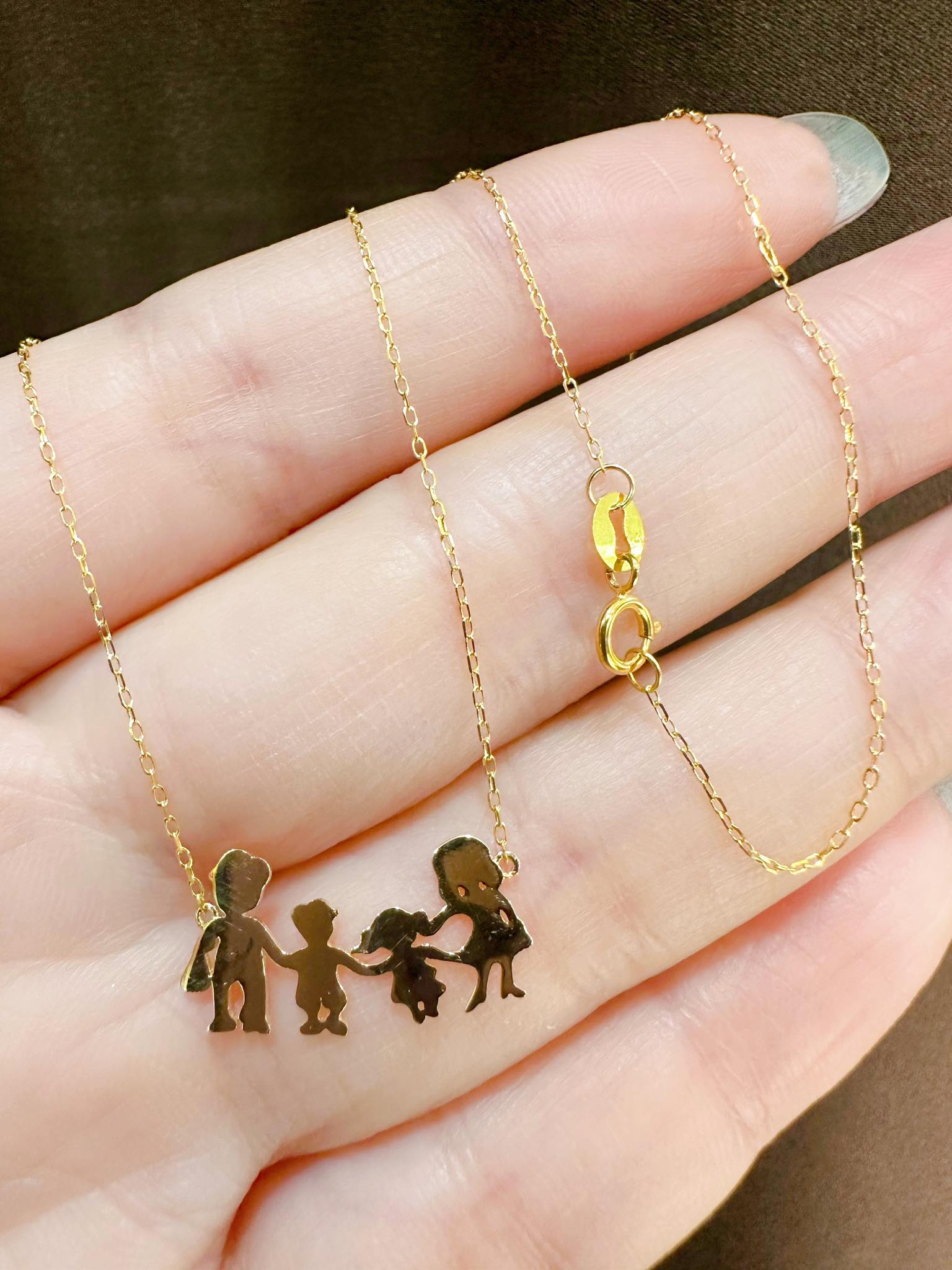 Family pendant deals gold