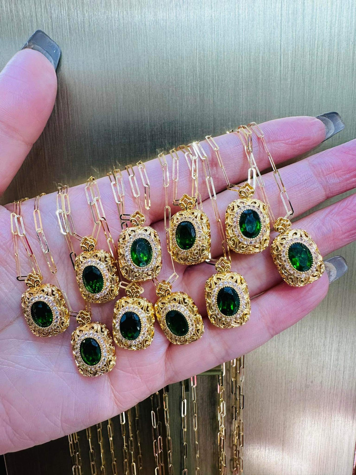 Vintage Emerald Oval Women’s Necklace 18K Gold