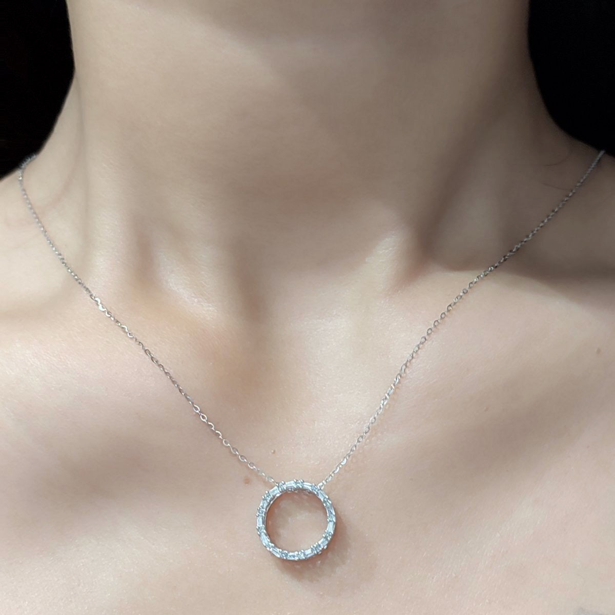 Round Diamond Necklace 18K