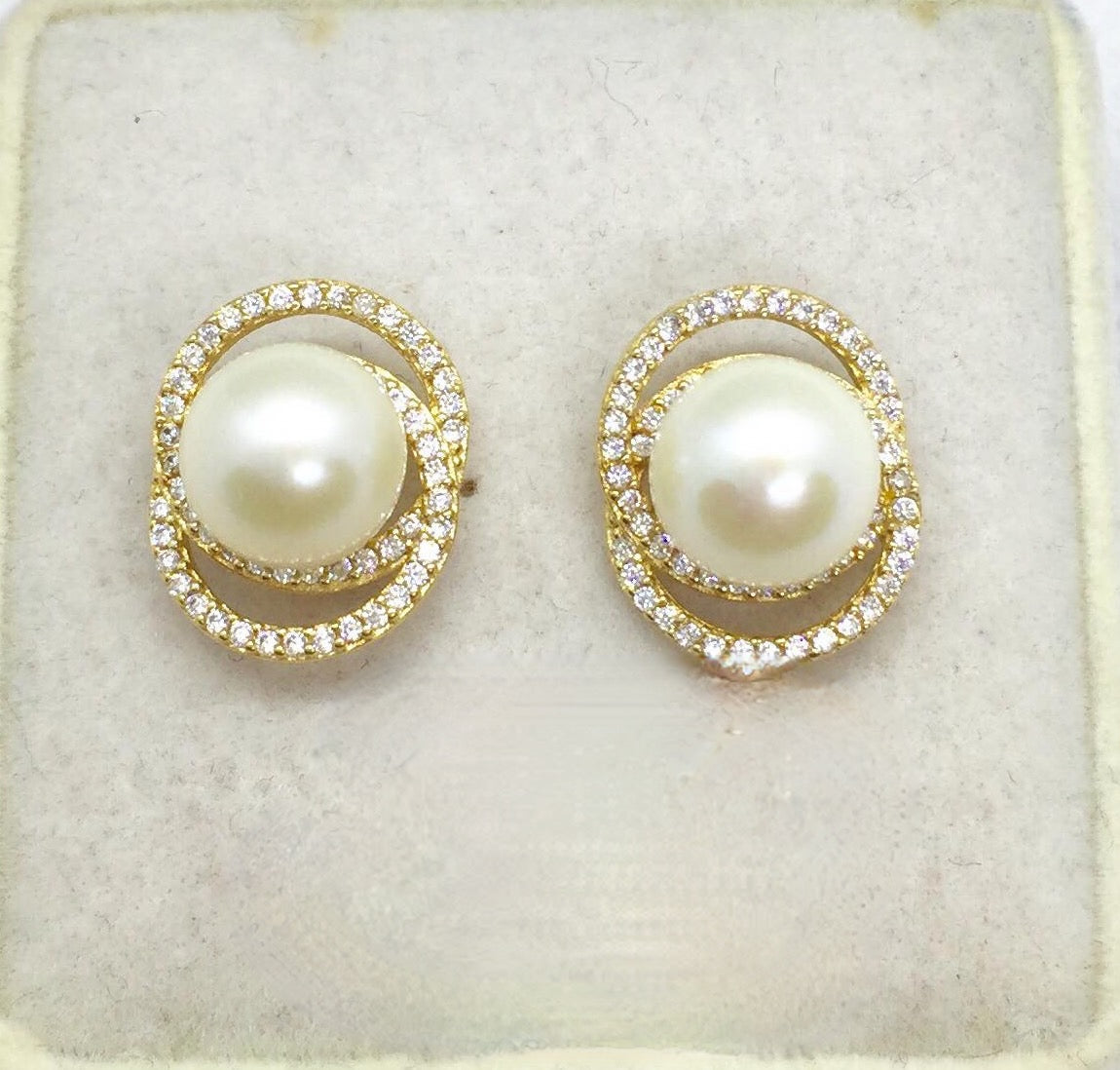 Artistic Stud Pearl Earrings 18K Gold