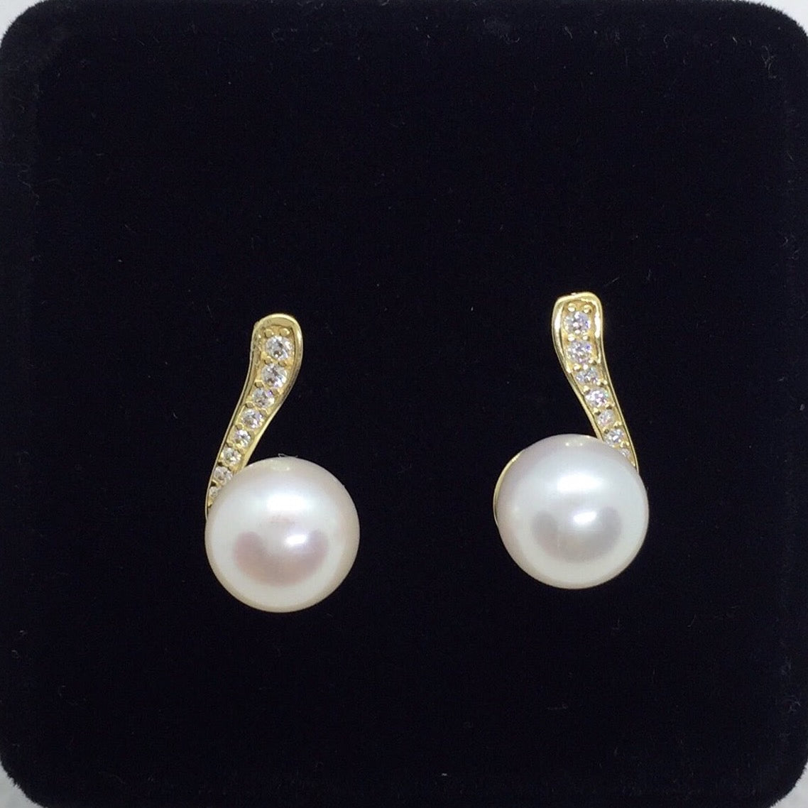 Subtle Style Pearl Earrings 18K Gold