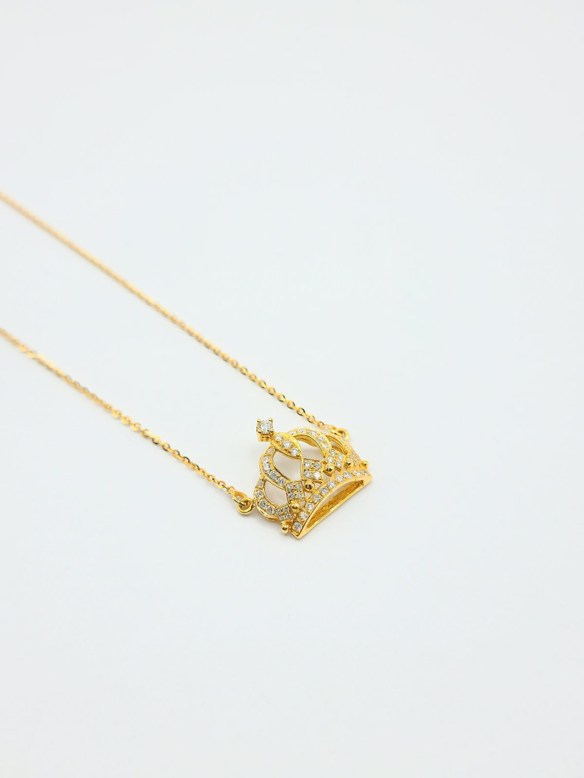 Crown Diamond Necklace 18K