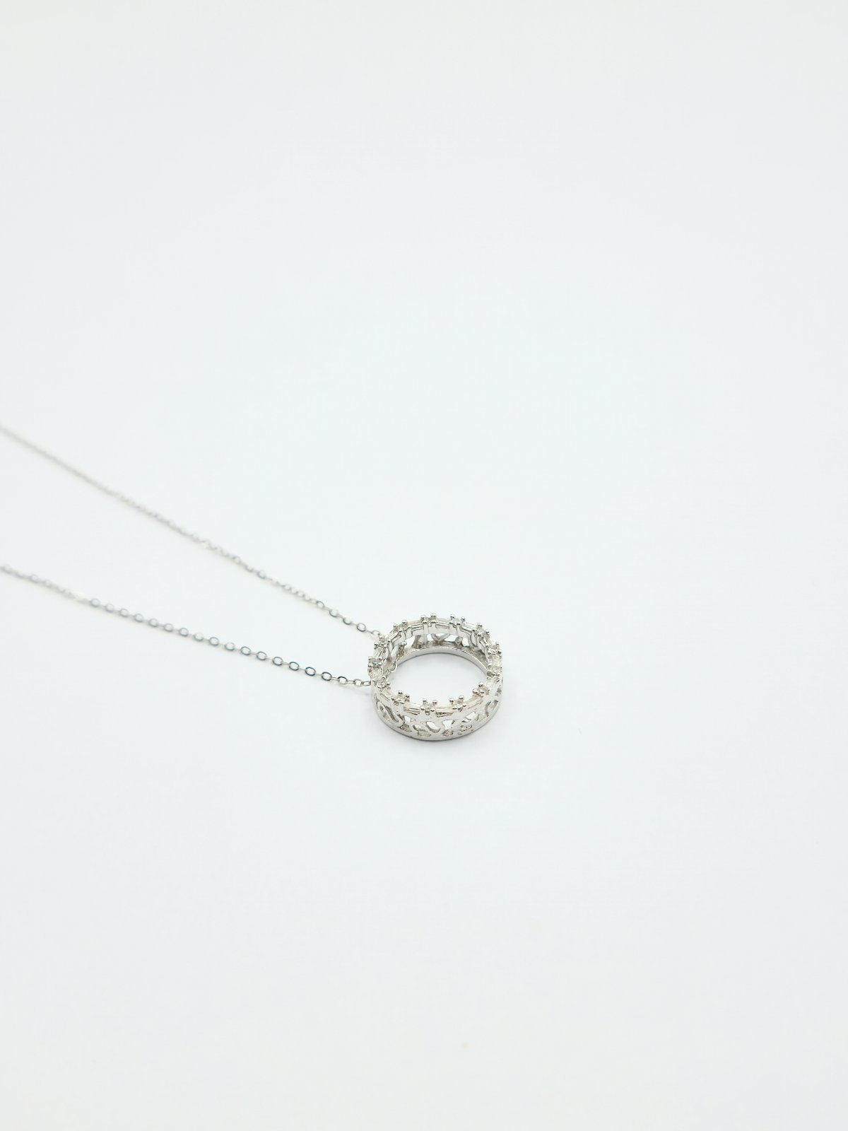 Round Diamond Necklace 18K