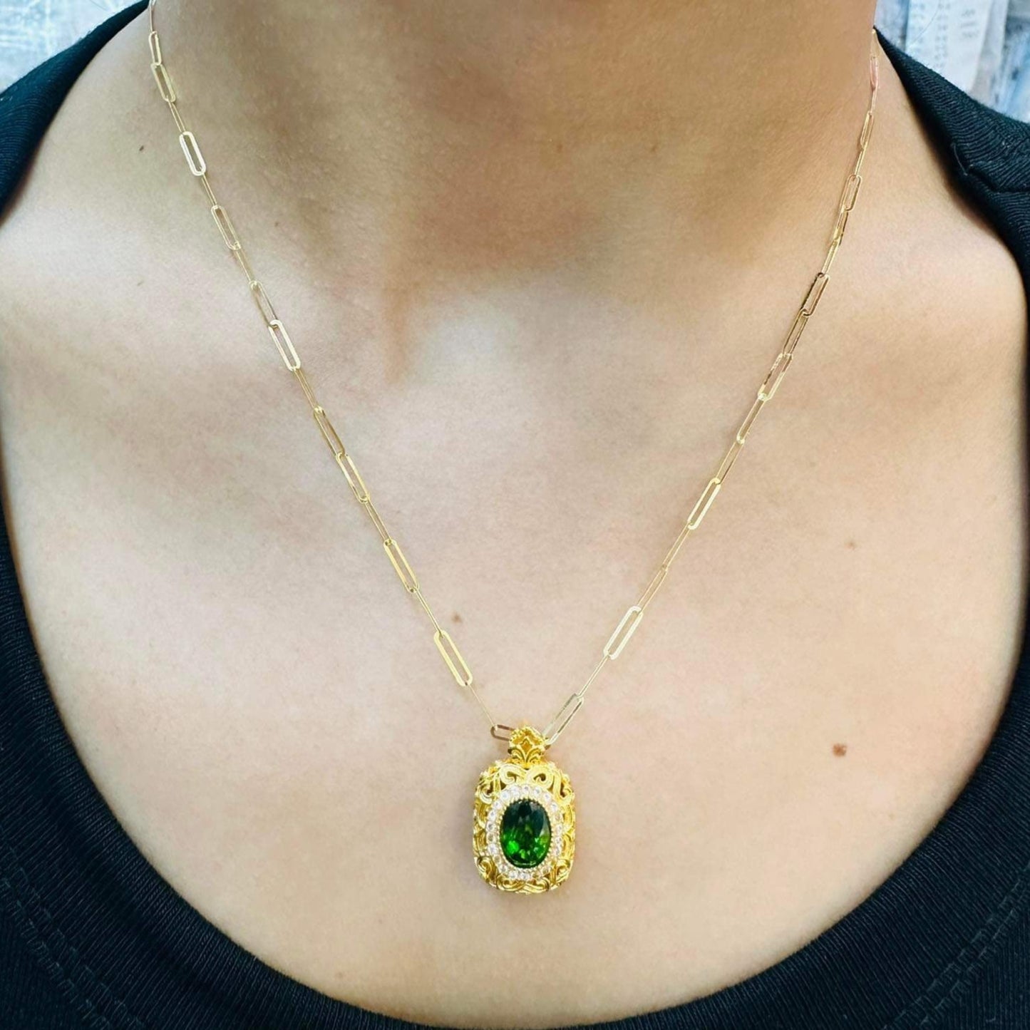 Vintage Emerald Oval Women’s Necklace 18K Gold