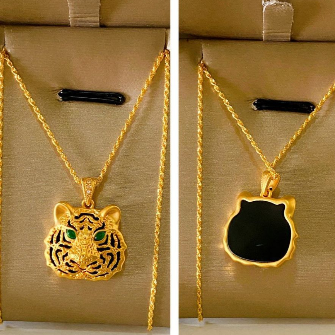 Jade Eyed Tiger with Onyx Back and Diamonds 18K Gold
